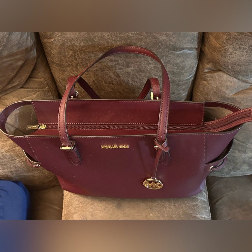 Michael Kors Gilly LeaterTote Bag with Gold Hardware Excellent Condition! - Picture 3 of 10